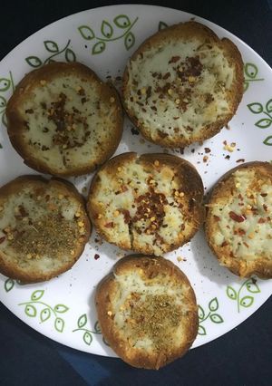 A picture of Garlic cheesy bread.