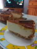 Cheesecake con salsa de caramelo