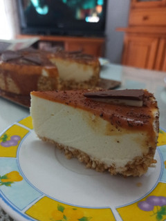 Una foto de Cheesecake con salsa de caramelo