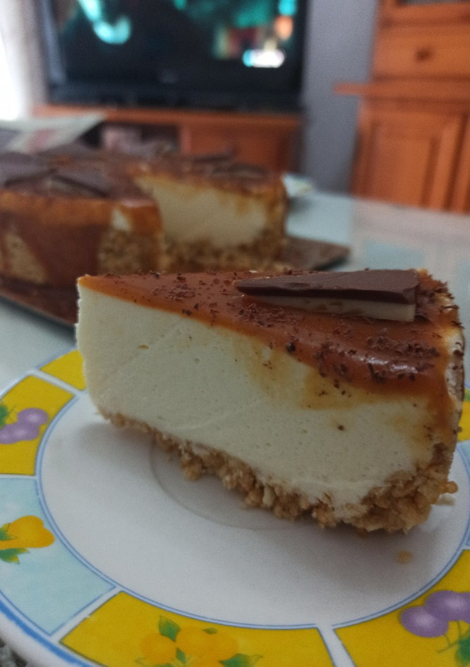 Una foto de Cheesecake con salsa de caramelo
