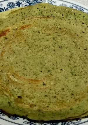 A picture of Healthy Spinach dosa with coconut chutney.