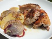 Una foto de pavo al horno con vino blanco