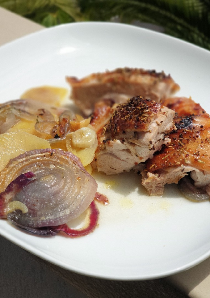 Una foto de Pata de pavo con sus papas al horno