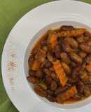 Тушкована квасоля з мʼясом та овочами 🫘