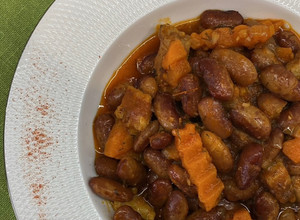 Фото Тушкована квасоля з мʼясом та овочами 🫘.