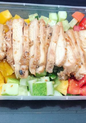 Hình của món Salad ức gà áp chảo.