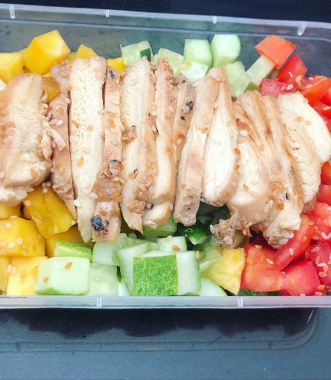 Hình của món Salad ức gà áp chảo.