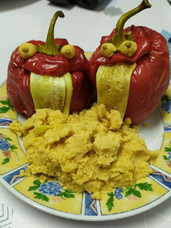 Una foto de Pimientos rellenos monstruosos