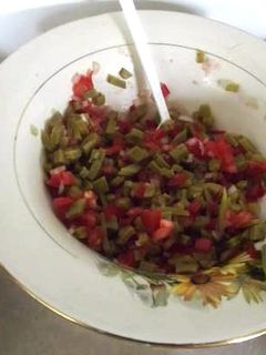 Una foto de Ensalada de nopales con polvo de camarón y chía