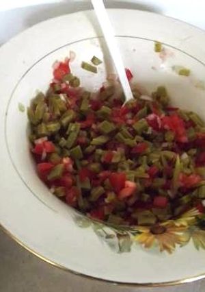 Una foto de Ensalada de nopales con polvo de camarón y chía