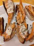 Salmón grillado sobre pan casero
