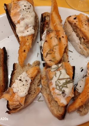Una foto de Salmón grillado sobre pan casero
