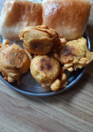 A picture of Batata vada😍.