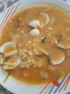 Una foto de Sopa de marisco con fideos gordos