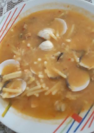 Una foto de Sopa de marisco con fideos gordos