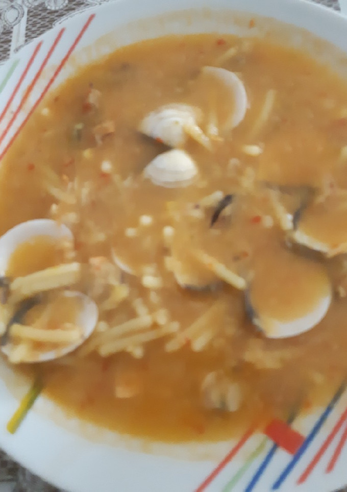 Una foto de Sopa de marisco con fideos gordos