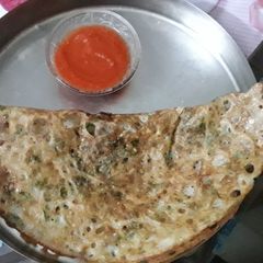 A picture of Rava dosa and tomato garlic chutney.