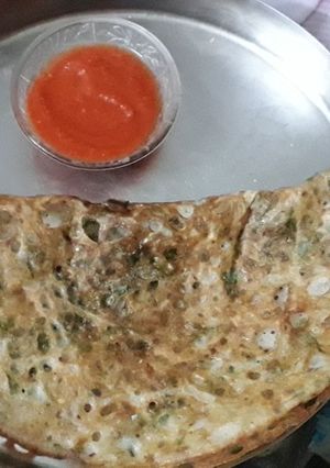 A picture of Rava dosa and tomato garlic chutney.