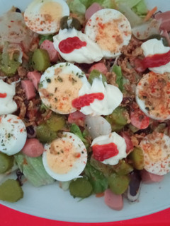 Una foto de Ensalada con huevo duro, Frankfurts y pepinillos