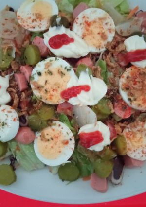 Una foto de Ensalada con huevo duro, Frankfurts y pepinillos