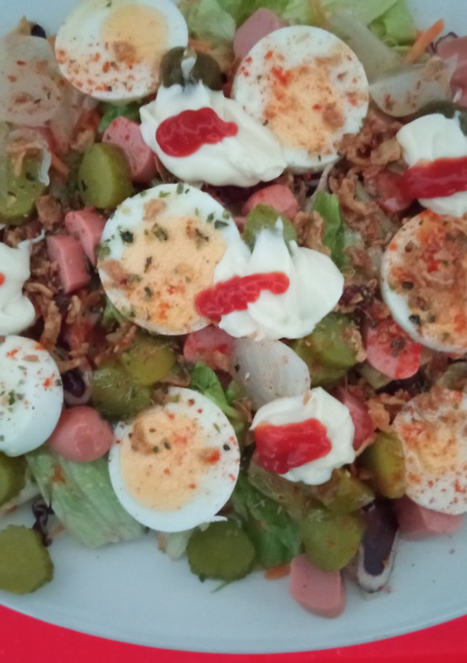 Una foto de Ensalada con huevo duro, Frankfurts y pepinillos