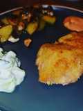 Knuspriges Parmesan Schnitzel mit Honig-Kartoffeln und Gurkensalat