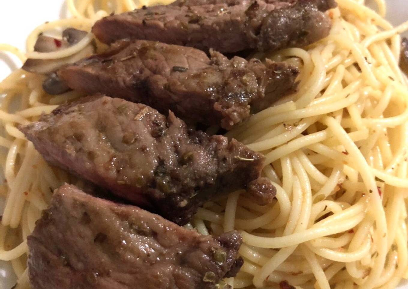 Bagaimana Menyiapkan Spaghetti Aglio Olio dengan Sirloin Steak ala
rumahan Anti Gagal