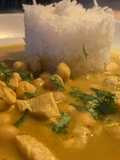 Sopa Mulligatawny con pollo y garbanzos