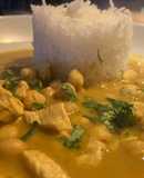Sopa Mulligatawny con pollo y garbanzos