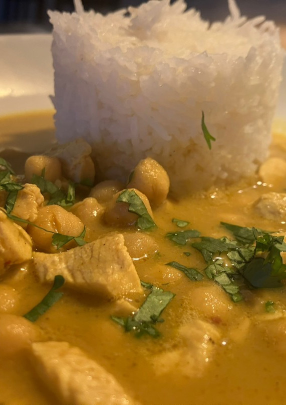 Una foto de Sopa Mulligatawny con pollo y garbanzos