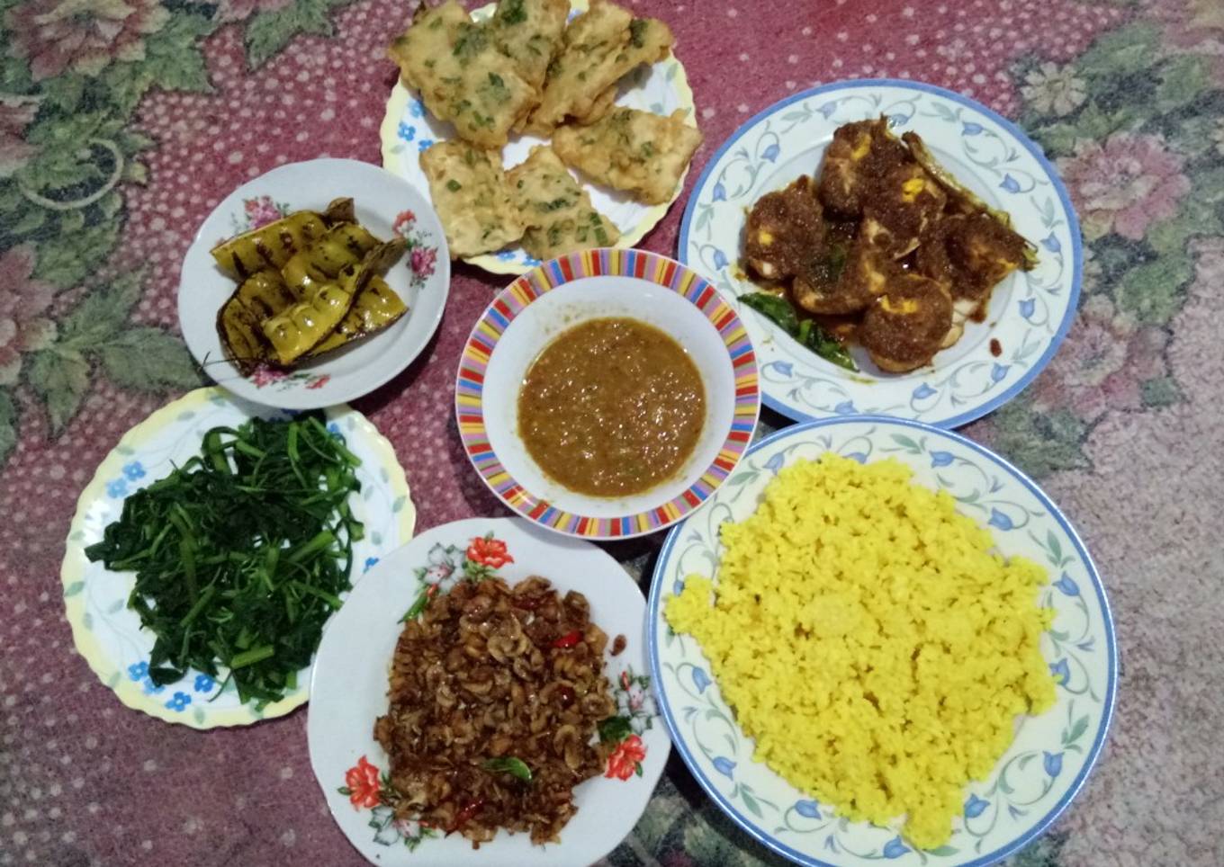 Nasi kuning magic com bumbu racik ayam goreng