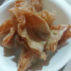 รูปของ Pangsit Goreng isi sosis dan wortel