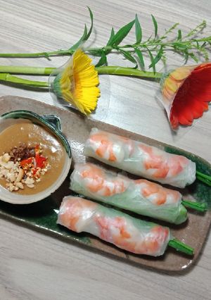 A picture of Shrimp and Pork Spring Rolls (Gỏi cuốn).