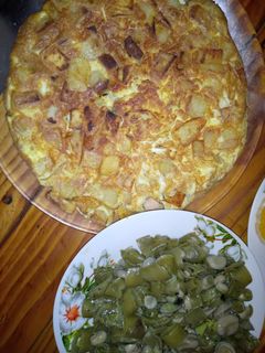 صورة لوصفة عشاء خفيف فول سلطة وبطاطا اوملات 🥚🥗
