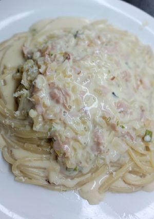 Una foto de 🍲Salsa con crema, jamón cocido y cebolla
