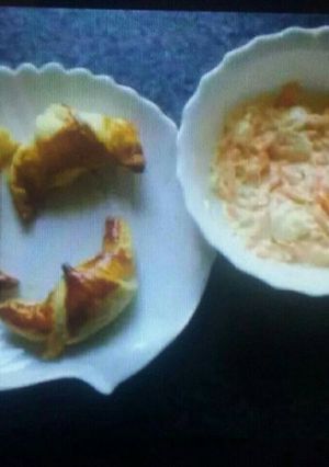 Sajtos-sonkás croissant, Coleslow salival recept fotója