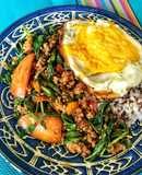 Thịt heo xào lá quế kiểu Thái