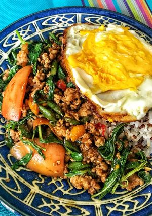 Hình của món Thịt heo xào lá quế kiểu Thái.