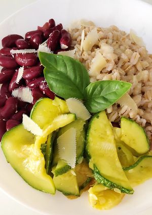 Foto di Orzo perlato con fagioli rossi e zucchine