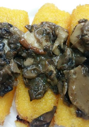 Foto di Crostini di Polenta fritta al sughetto di funghi trifolati
