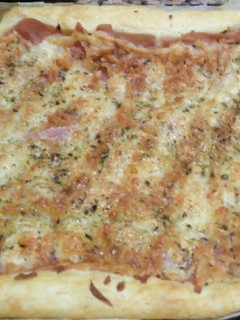 Una foto de Coca de hojaldre, york y queso