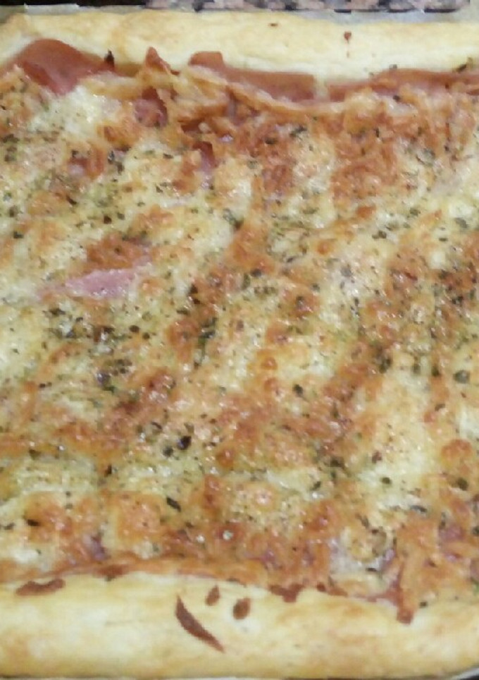 Una foto de Coca de hojaldre, york y queso