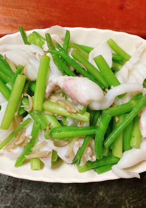 芹菜炒花枝 的食譜成品照片