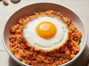 Una foto de kimchi y arroz