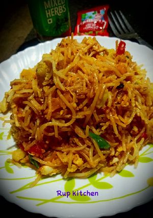 ঝটপট ভেজ চাউমিন(Jhotpot veg chowmein recipe in bengali) রেসিপির প্রধান ছবি