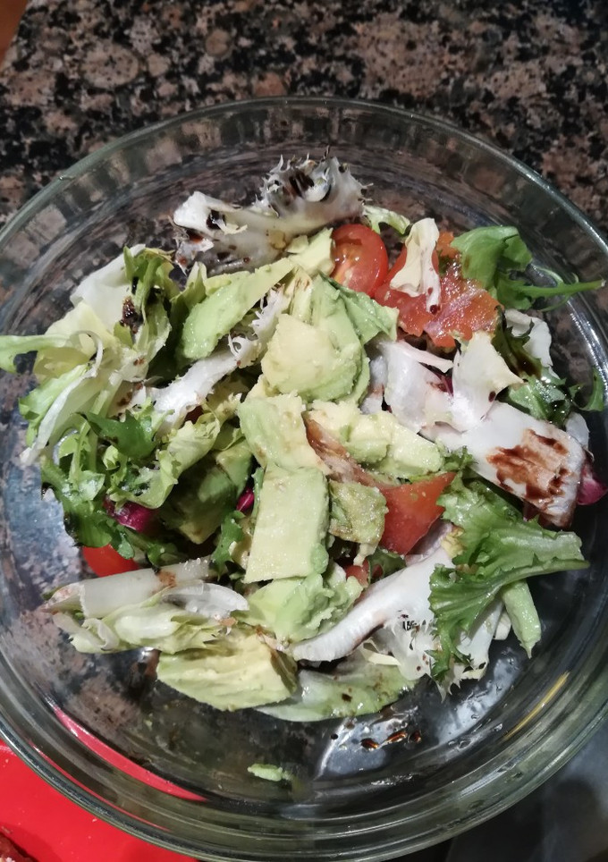 Una foto de Ensalada con aguacate