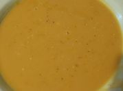 Una foto de crema de calabaza y apio