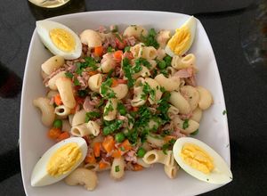 Una foto de Ensalada de atún con fideos