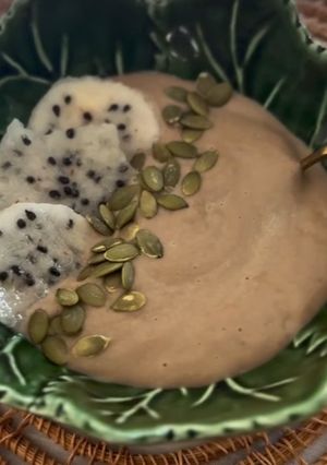 Foto de Smoothie cremoso com pitaya e sementes de abóbora