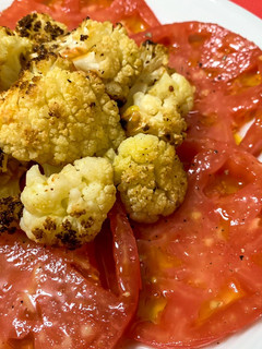 Una foto de Ensalada de coliflor al horno con tomate